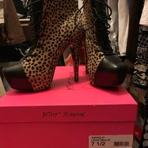 Betsy Johnson - Tips size 7.5